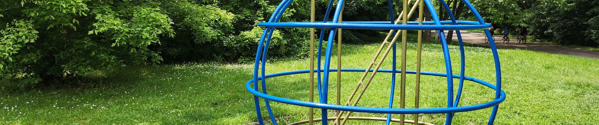 Доброволци от ББР реновираха зони за отдих в Западния парк