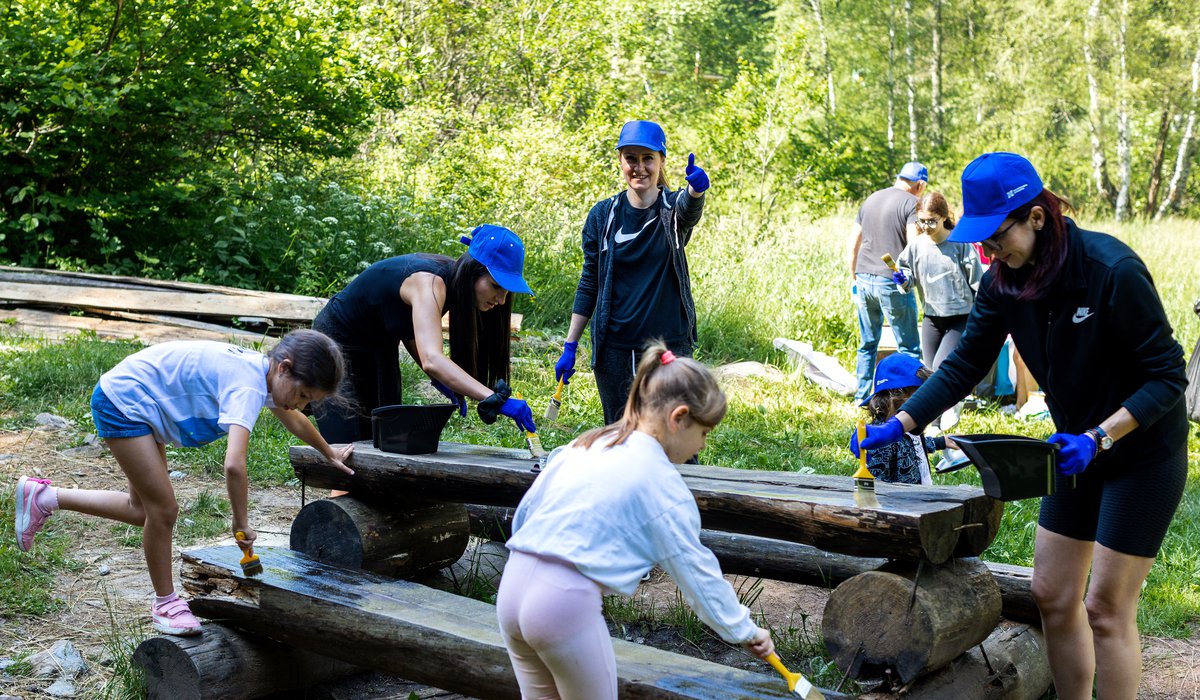 Еко акция на ББР за обновяване на заслона и парковото оборуд