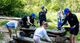Еко акция на ББР за обновяване на заслона и парковото оборуд