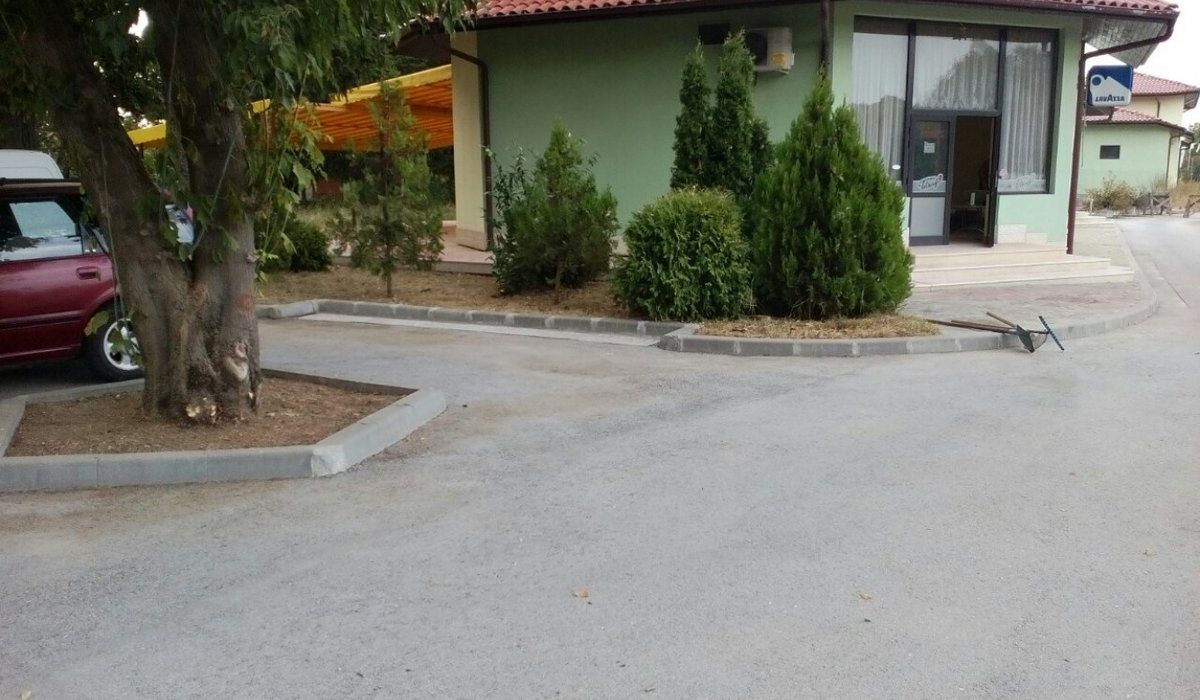 Търговски комплекс – ресторант, кафене, магазини и офиси в с