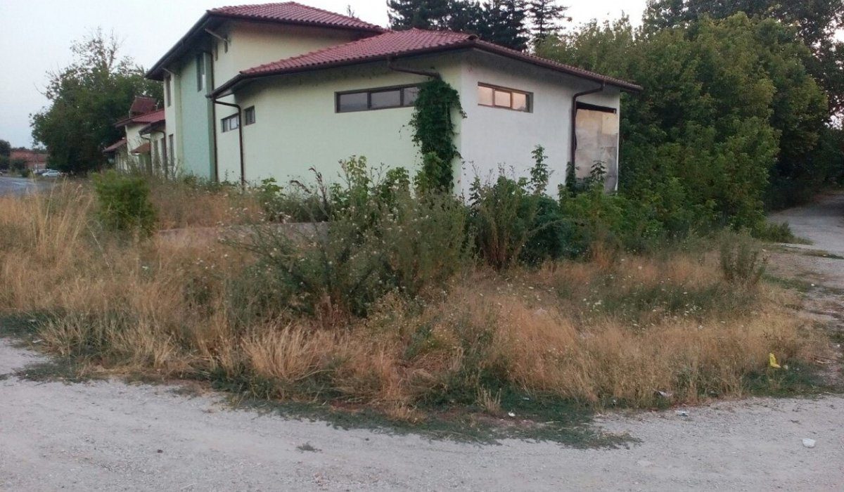 Търговски комплекс – ресторант, кафене, магазини и офиси в с