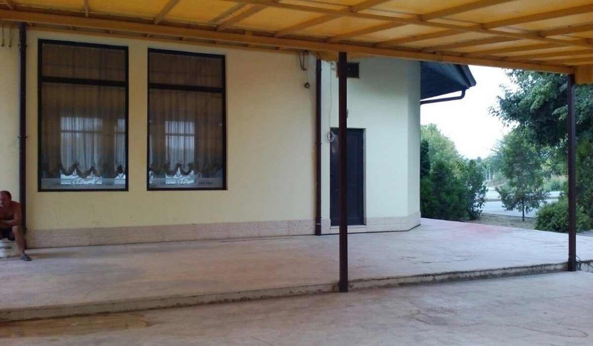 Търговски комплекс – ресторант, кафене, магазини и офиси в с