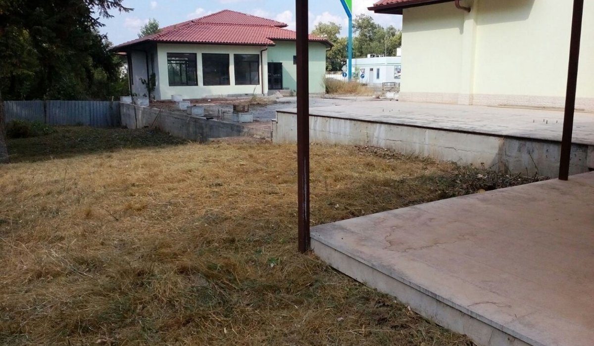 Търговски комплекс – ресторант, кафене, магазини и офиси в с