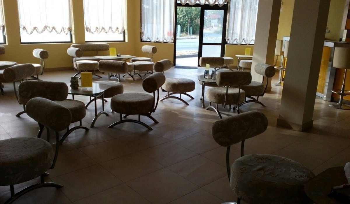 Търговски комплекс – ресторант, кафене, магазини и офиси в с