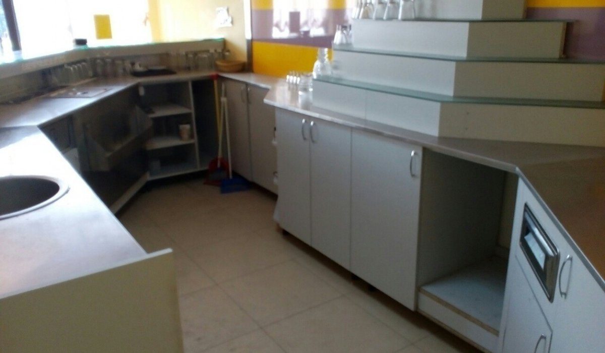 Търговски комплекс – ресторант, кафене, магазини и офиси в с