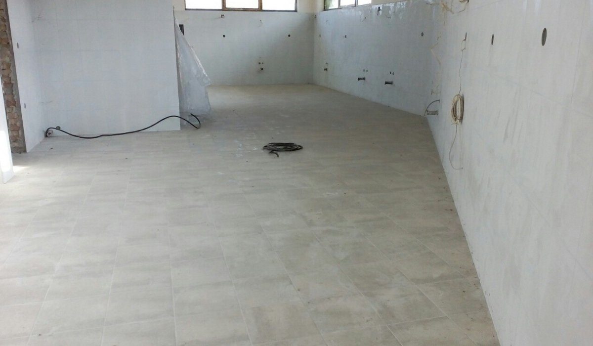 Търговски комплекс – ресторант, кафене, магазини и офиси в с