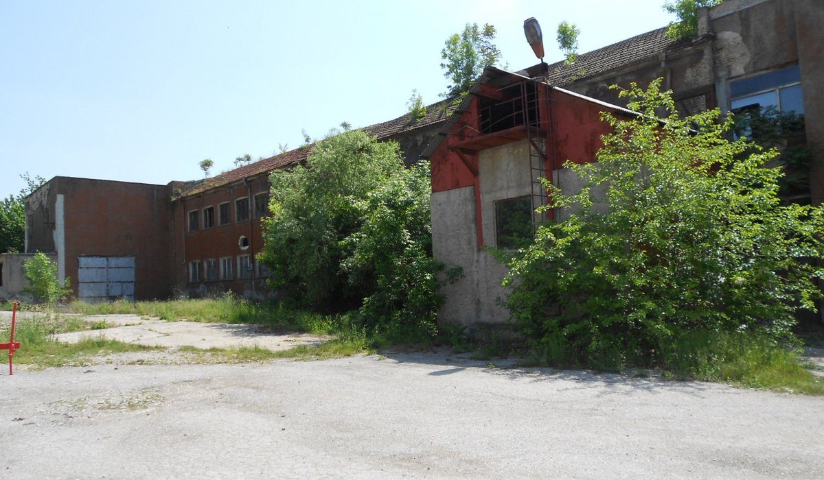 Поземлен имот и сгради в гр. Разград