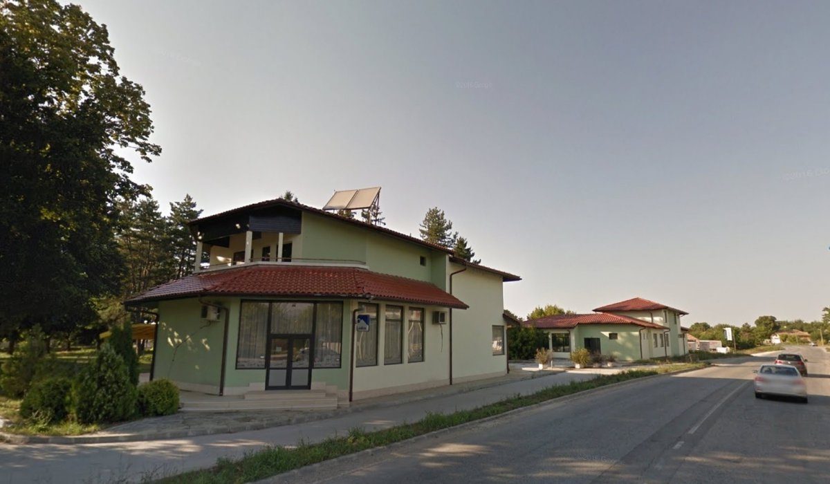 Търговски комплекс – ресторант, кафене, магазини и офиси в с