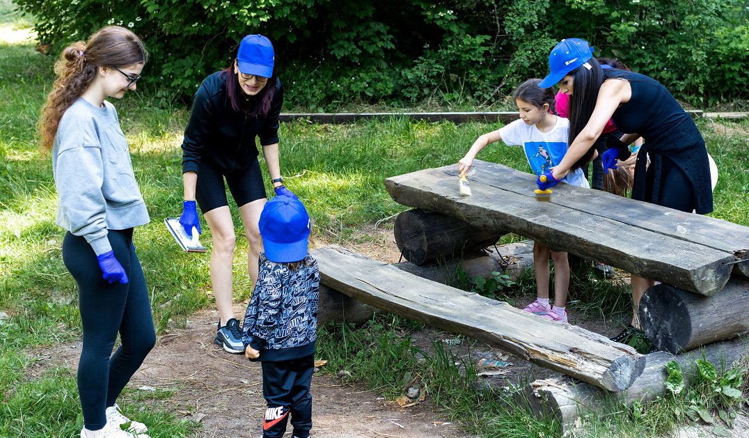 Еко акция на ББР за обновяване на заслона и парковото оборуд