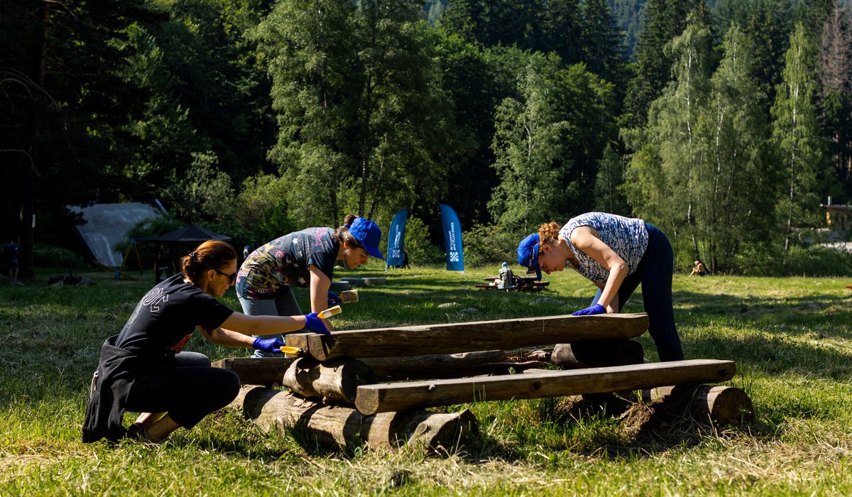Еко акция на ББР за обновяване на заслона и парковото оборуд