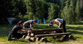 Еко акция на ББР за обновяване на заслона и парковото оборуд