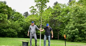 Доброволци от ББР реновираха зони за отдих в Западния парк