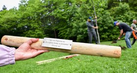 Доброволци от ББР реновираха зони за отдих в Западния парк