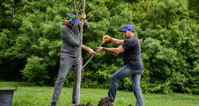 Доброволци от ББР реновираха зони за отдих в Западния парк