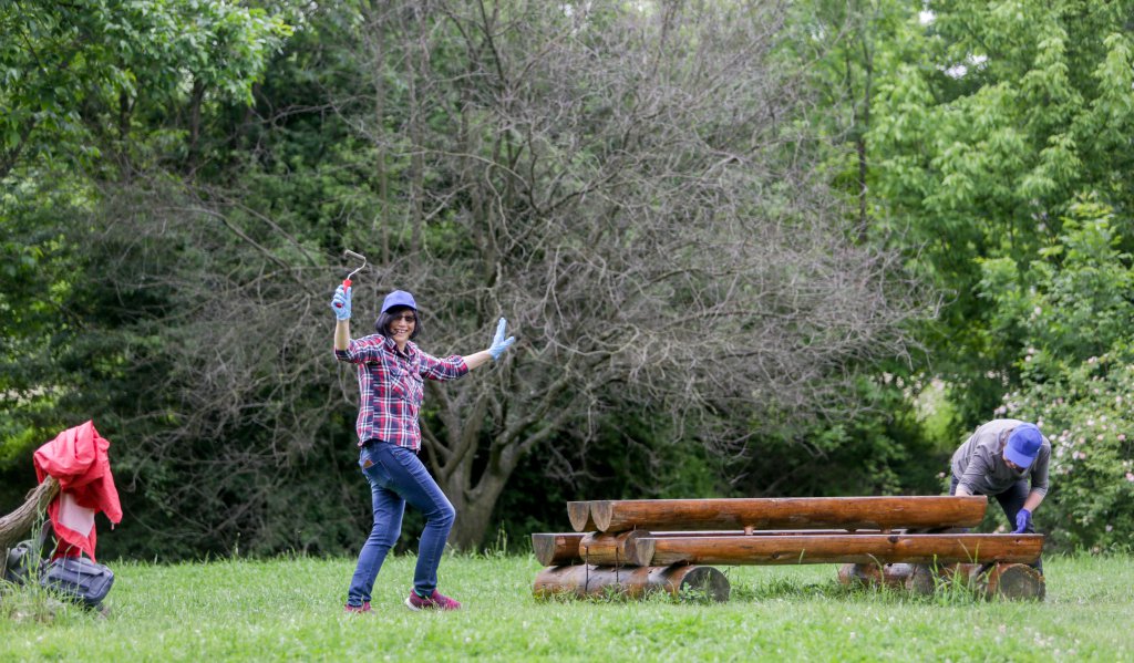 Доброволци от ББР реновираха зони за отдих в Западния парк