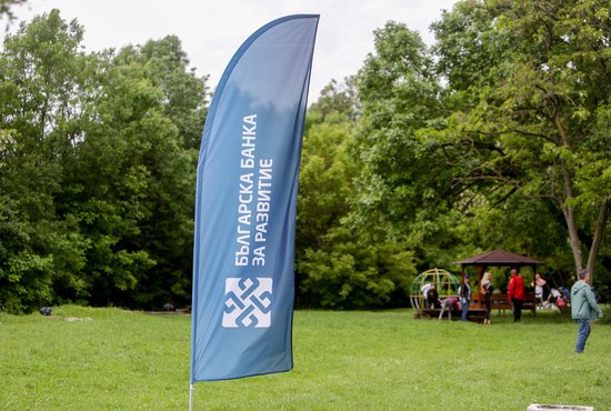 Доброволци от ББР реновираха зони за отдих в Западния парк