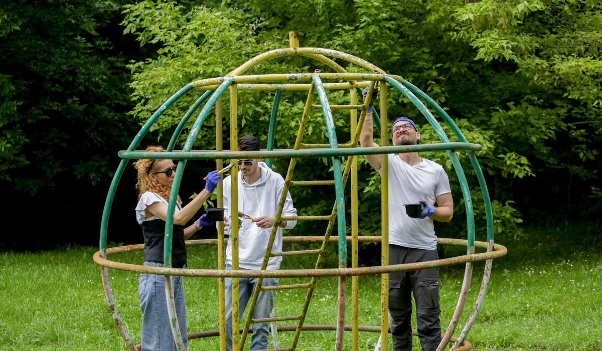 Доброволци от ББР реновираха зони за отдих в Западния парк