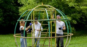 Доброволци от ББР реновираха зони за отдих в Западния парк