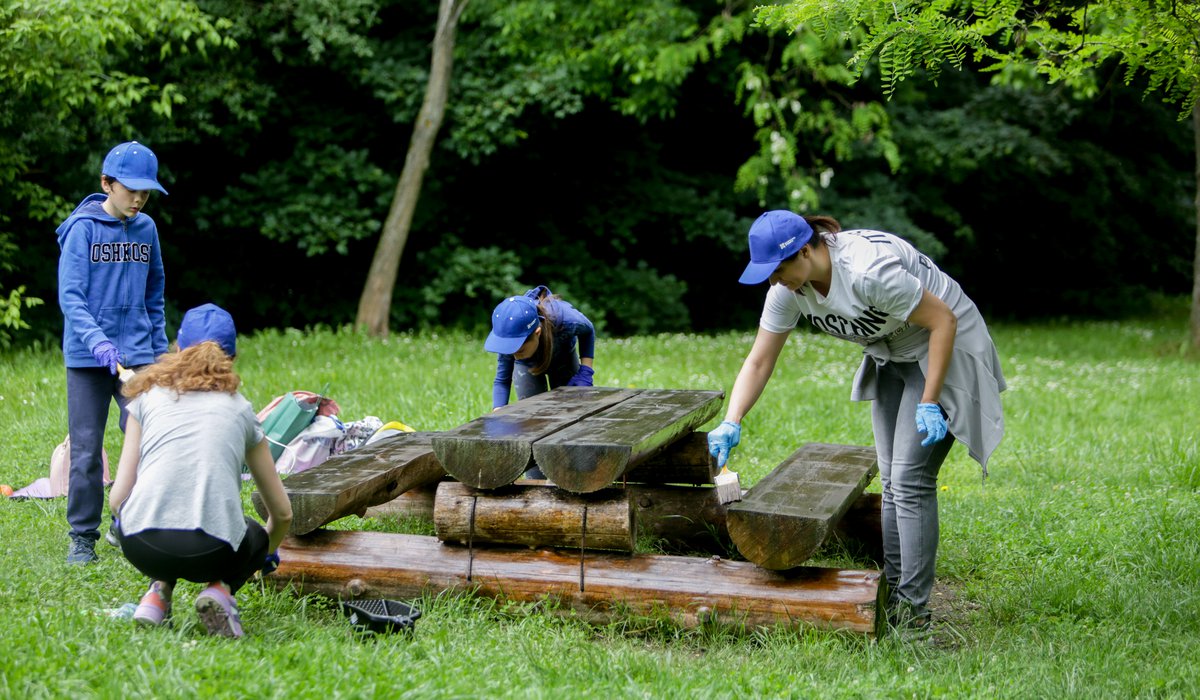 Доброволци от ББР реновираха зони за отдих в Западния парк