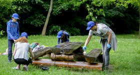 Доброволци от ББР реновираха зони за отдих в Западния парк