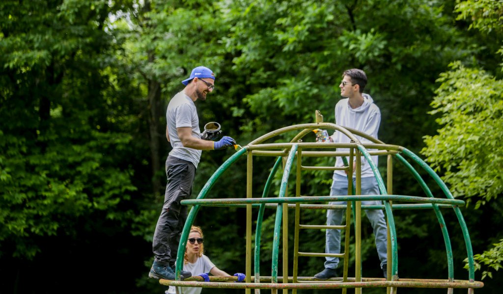 Доброволци от ББР реновираха зони за отдих в Западния парк