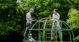 Доброволци от ББР реновираха зони за отдих в Западния парк