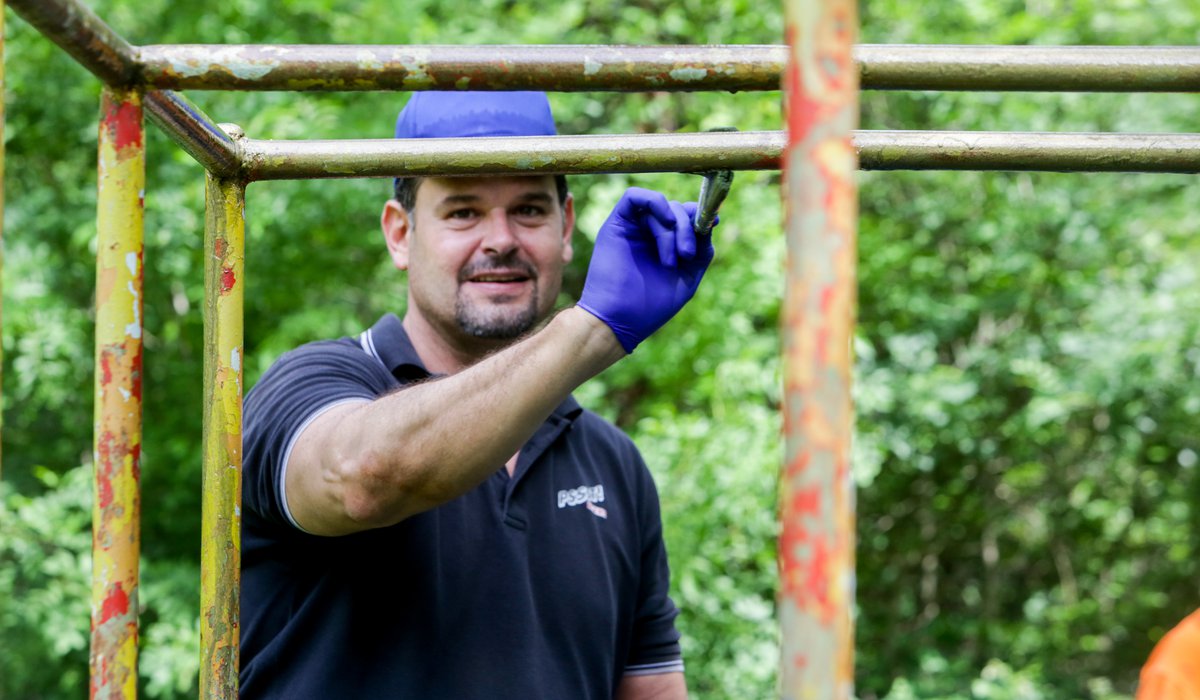 Доброволци от ББР реновираха зони за отдих в Западния парк