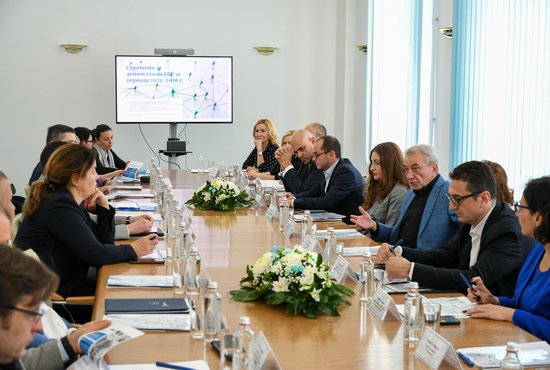 работна среща, обсъждане на стратегията