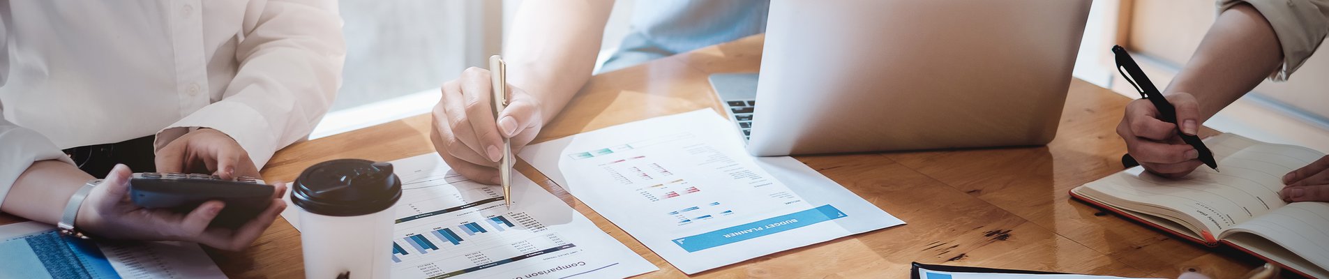 хора на среща около маса без лица, със схеми и диаграми