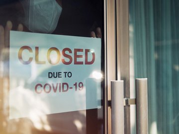 надпис върху затворена врата "Closed due to Covid-19"