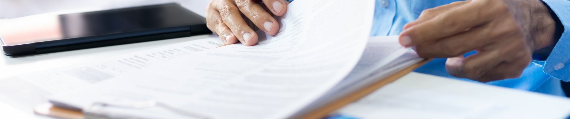 бизнесмен разглежда документи в офис пространство