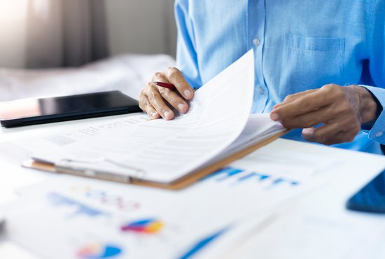 бизнесмен разглежда документи в офис пространство